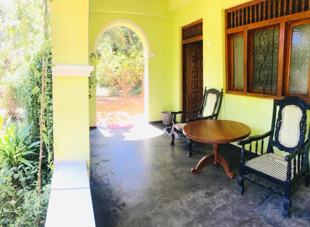 Temple Flower Guest Kirinda  Luaran gambar